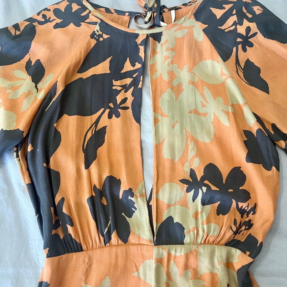 Beautiful sexy Spring ready jumpsuit. - Picture 2 of 4